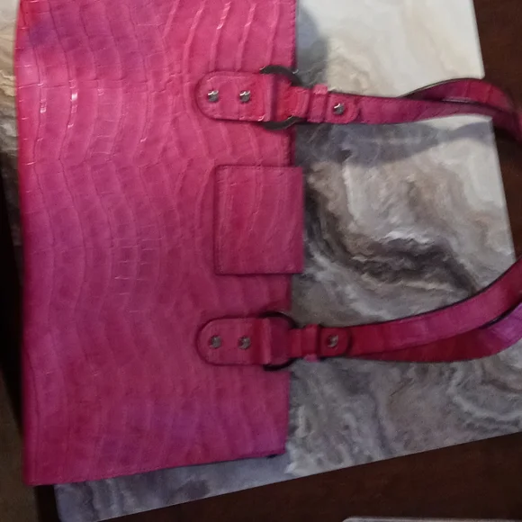 Guess pink faux patent leather purse - Picture 2 of 6